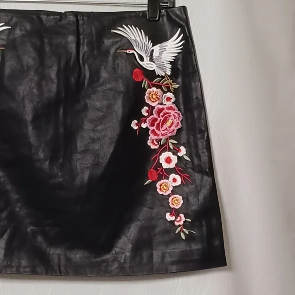 Forever 21 Women's Black Faux Leather Mini Skirt With Embroidered. L - Picture 5 of 11